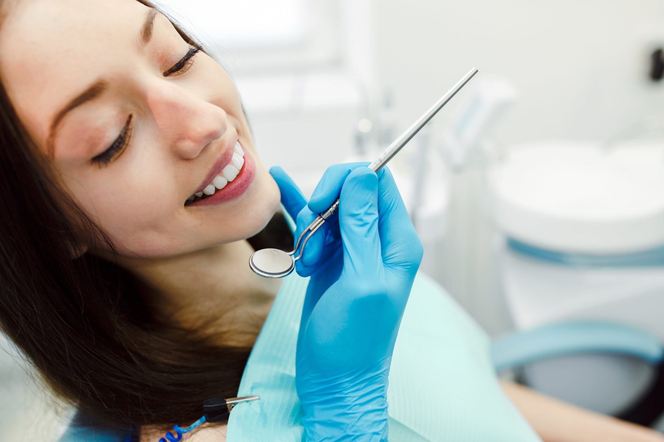 Mujer sonríe en clínica dental