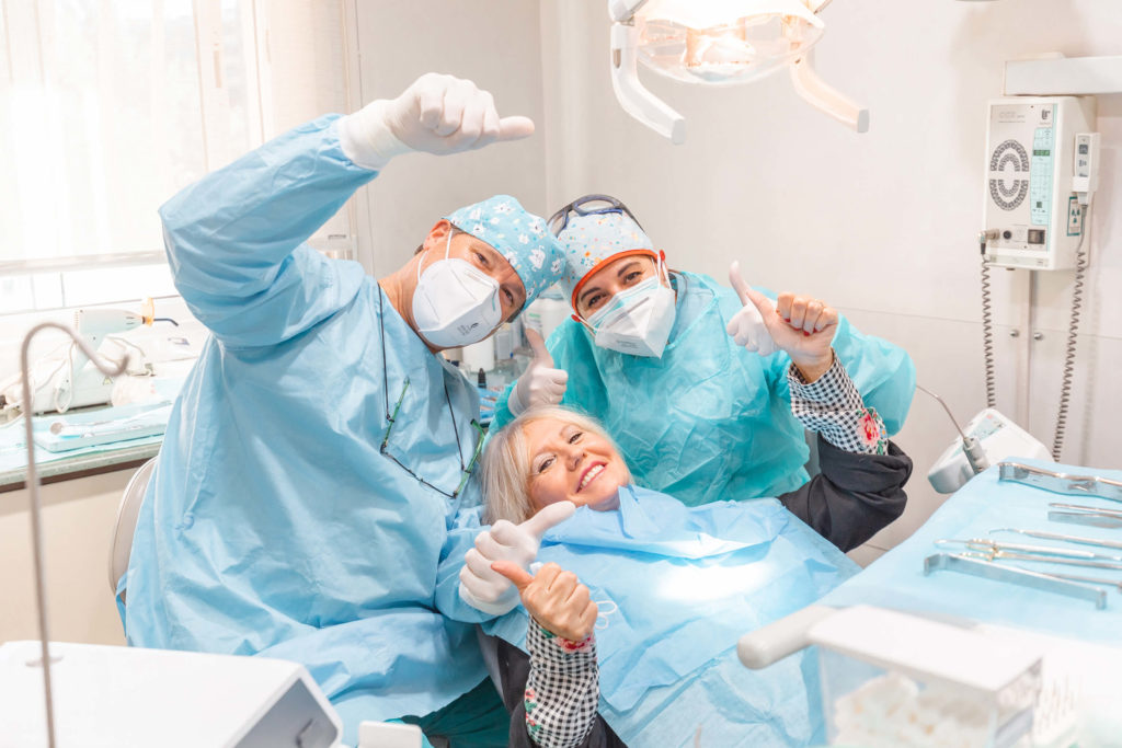 mujer sonriendo satisfecha con odontólogos cliredent