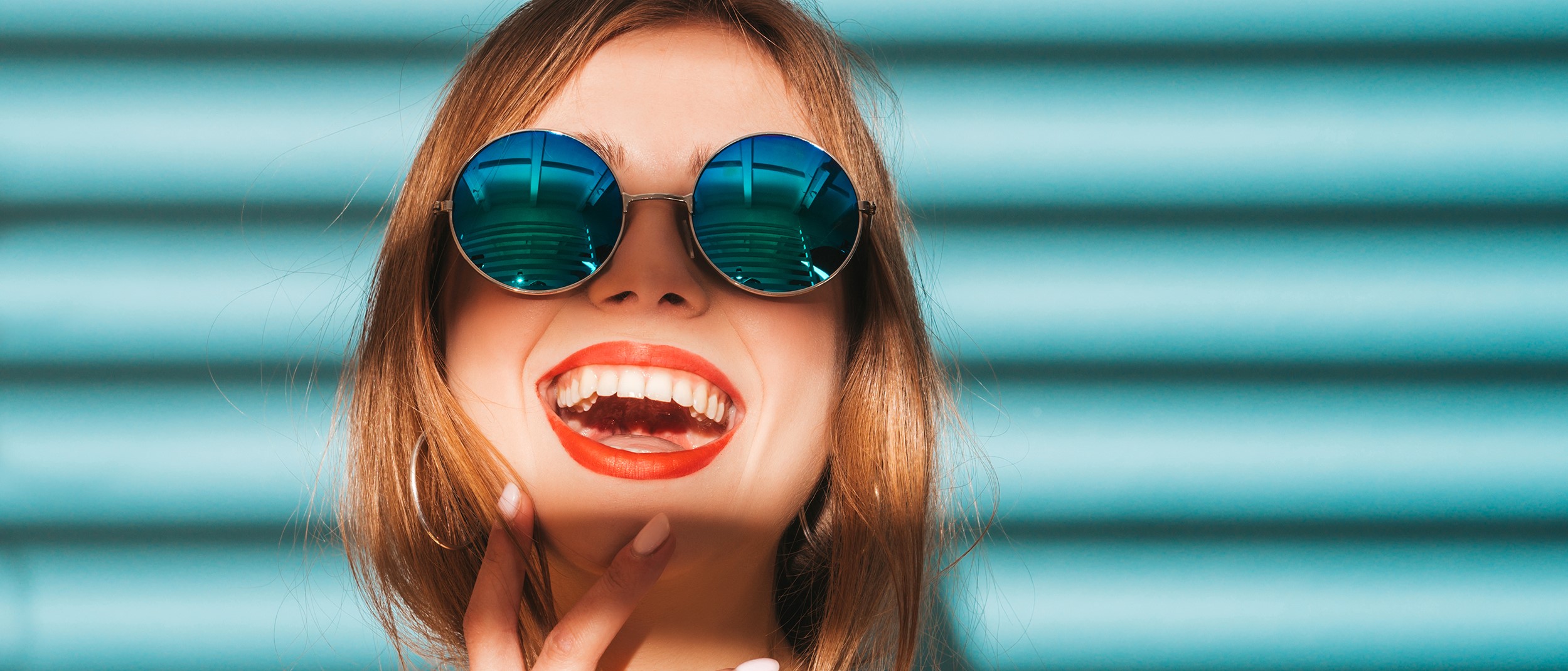 sonrisa y dientes blancos de joven mujer moderna con gafas de sol