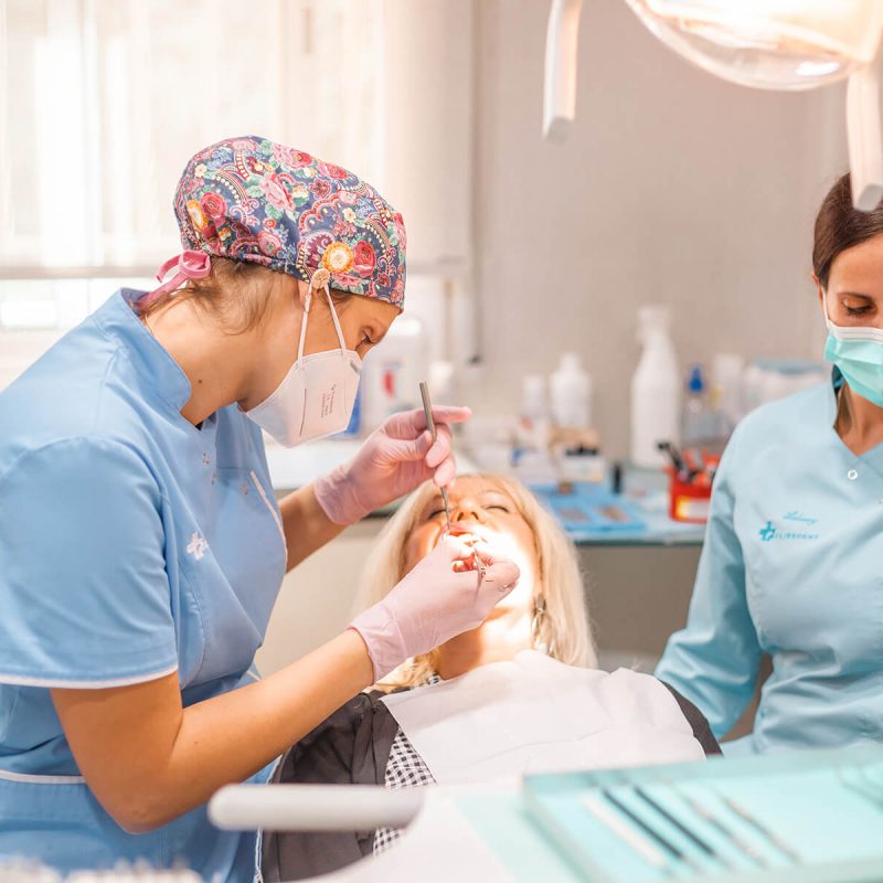 tratamiento estética dental a mujer en cliredent