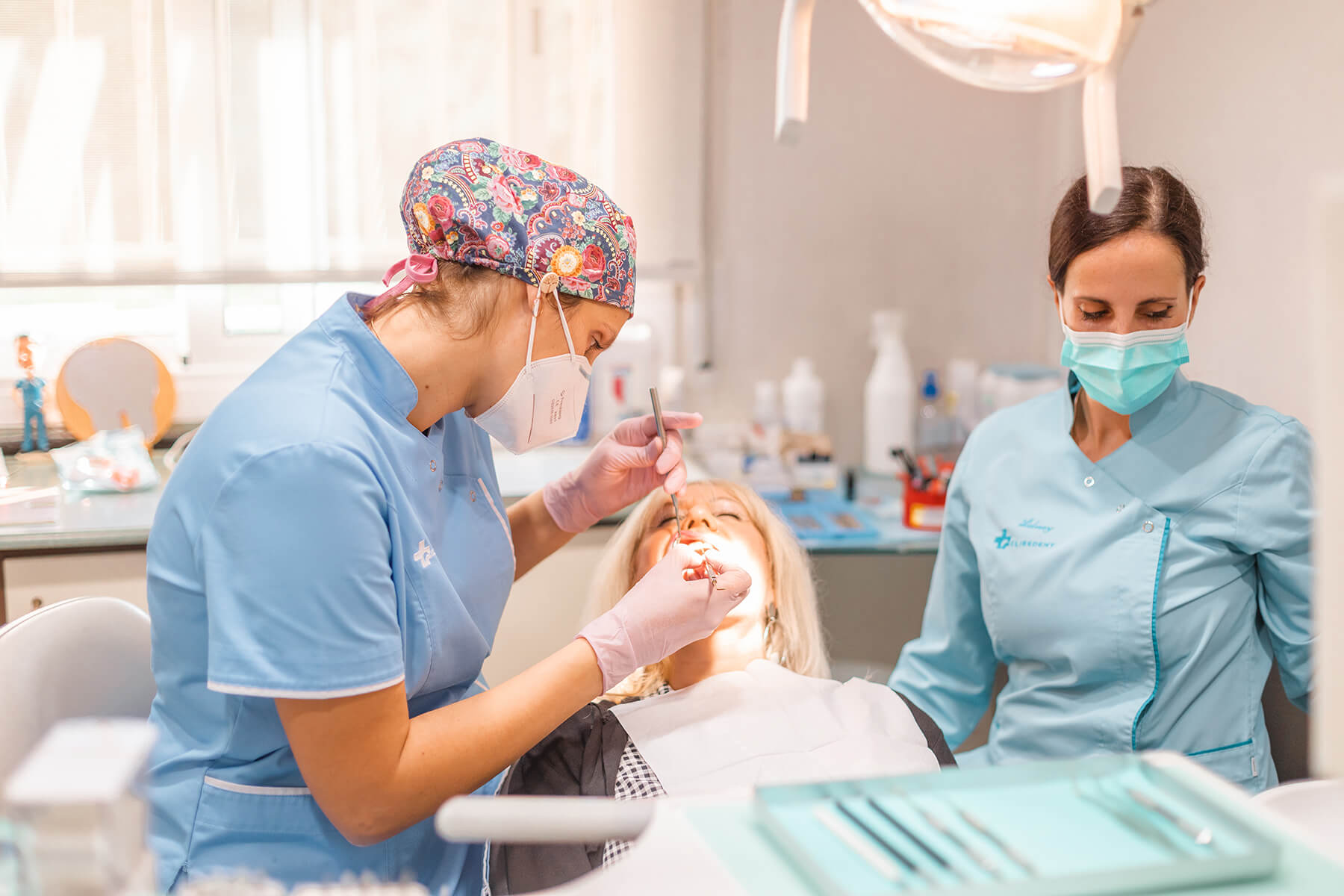 tratamiento estética dental a mujer en cliredent