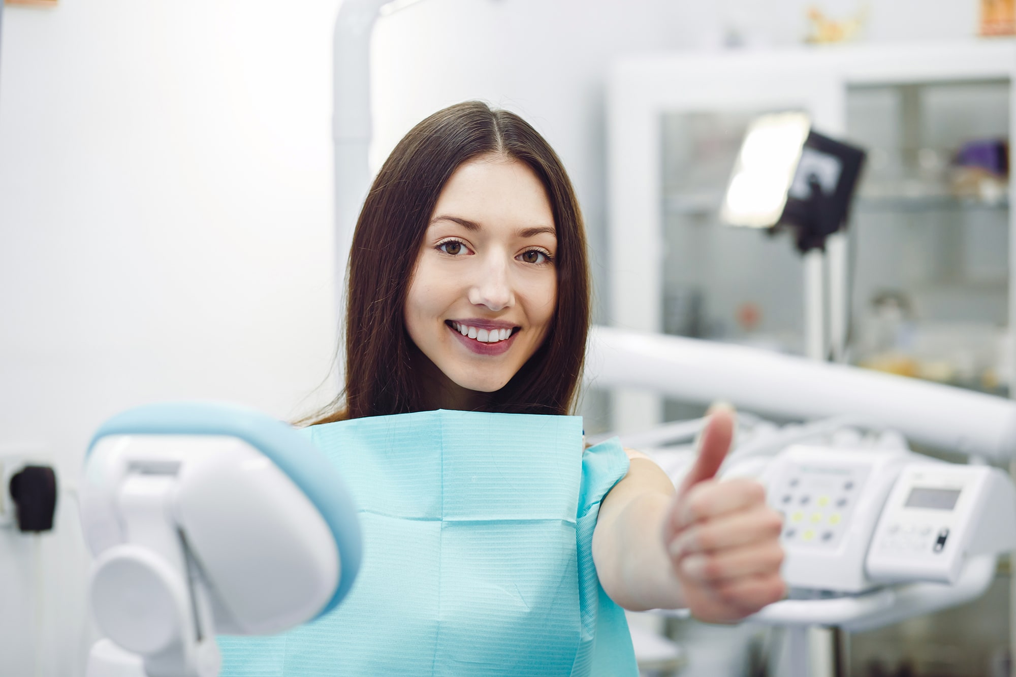 Mujer joven sonriendo positiva en dentista